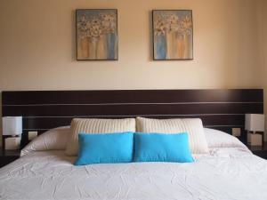 سرير أو أسرّة في غرفة في LA CASA DE LAS AZAS