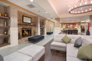 una hall con due divani e un camino di Holiday Inn Colorado Springs - Airport by IHG a Colorado Springs