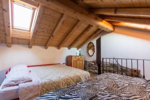 um quarto com uma cama e uma janela em Le Casette di Laila em Colonno