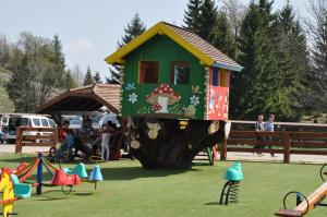 Zona de joacă pentru copii de la Cheile Gradistei Fundata Resort