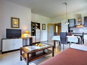ein Wohnzimmer mit einem Sofa und einem Tisch in der Unterkunft Apartments Villa Tara in Brseč