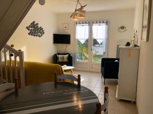 a living room with a couch and a table at Maison Bord de Mer LE BIGORNEAU l'Herbaudière in Noirmoutier-en-l'lle