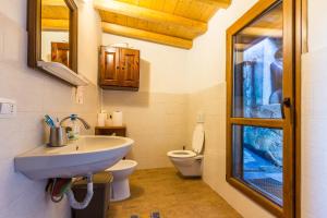 a bathroom with a sink and a toilet at Le Casette di Laila in Colonno