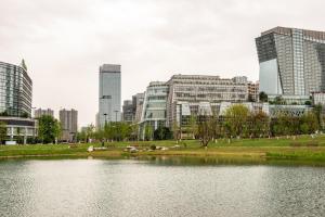 vistas a una ciudad con un lago y edificios en Holiday Inn Chengdu Century City - East, an IHG Hotel, en Chengdú