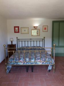 uma cama de metal num quarto com piso em azulejo em Casa Tamurrà em Galati Mamertino