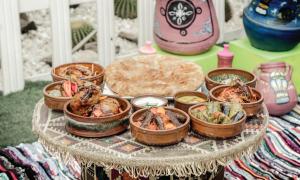 هوليداي إن سيتي ستارز في القاهرة: طاولة مليئة بأطباق الطعام على طاولة