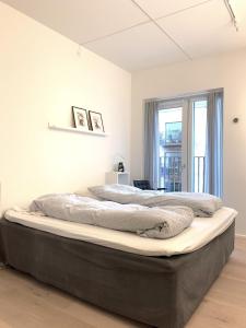 1 dormitorio con 2 camas y ventana en ApartmentInCopenhagen Apartment 1440, en Copenhague