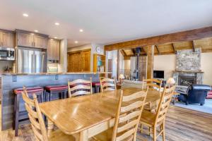 kuchnia i jadalnia z drewnianym stołem i krzesłami w obiekcie Country Club Retreat w mieście South Lake Tahoe