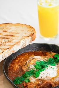 a frying pan with a fried egg and some toast at Il Buongustaio in San Salvador
