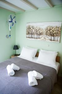een slaapkamer met een bed met twee handdoeken erop bij Green Apartment in Leptokaria in Leptokarya