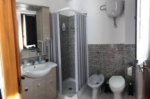a bathroom with a sink and a toilet and a shower at B&B Petra Castalda in Sasso di Castalda