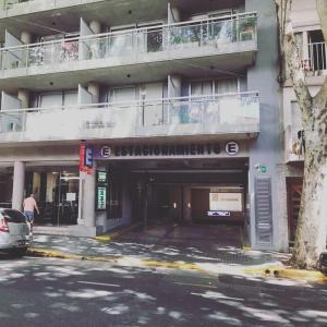 een parkeergarage voor een gebouw bij Medrano Kind in Buenos Aires