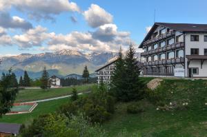 O vedere generală la munți sau o vedere la munte luată de la acest complex