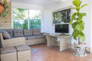 un soggiorno con divano e TV di Club Villamar - Gaudi Stil a Cunit