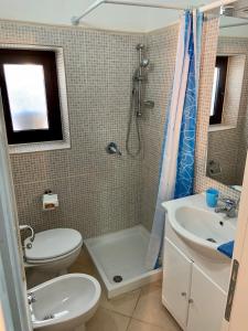 een badkamer met een toilet, een wastafel en een douche bij Cugnana Country Escape in Olbia