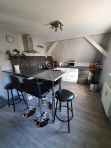 kuchnia ze stołem i krzesłami w pokoju w obiekcie CHIC & COSY w mieście Haguenau