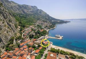 Zdjęcie z galerii obiektu TORETA Apartment - city center, beachfront w Omišu