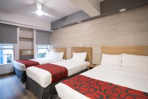 um quarto de hotel com duas camas e uma janela em Hotel Roble em Cidade do México