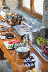 una mesa con un montón de comida. en Villa Konstantin, en Mykonos ciudad