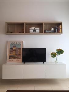 Televízia a/alebo spoločenská miestnosť v ubytovaní Fantastico bajo con Jardin en Playa de Canet