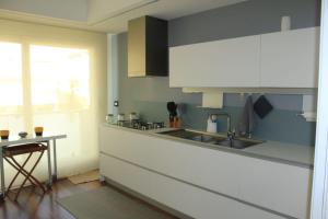 cocina con fregadero y encimera en Casa Plancia, en Lecce