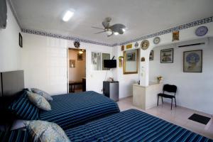 Casa Zac Nicte Mx-Departamento BALAM في كانكون: غرفة نوم مع سرير مع لحاف أزرق