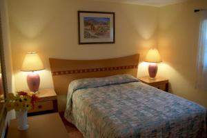 Ένα ή περισσότερα κρεβάτια σε δωμάτιο στο Lago Mar Motel and Apartments