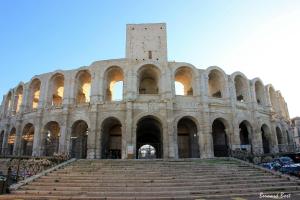 a large amphitheater with stairs and a tower at Le refuge des arènes in Arles