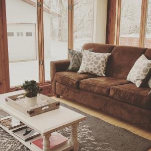 Posezení v ubytování Sunroom on Maple