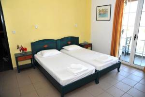 1 Schlafzimmer mit 2 Betten in einem Zimmer in der Unterkunft Papoulias Rooms in Elafonisos