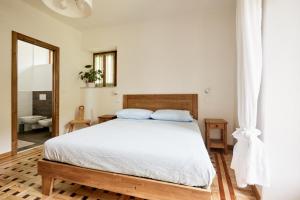 a bedroom with a large bed with white sheets at Lou Porti in Levata