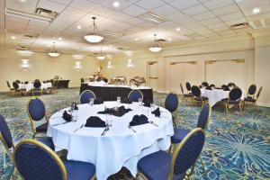A restaurant or other place to eat at Holiday Inn Akron-West, an IHG Hotel