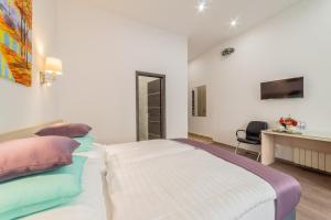 Televízia a/alebo spoločenská miestnosť v ubytovaní Global Suites Budapest
