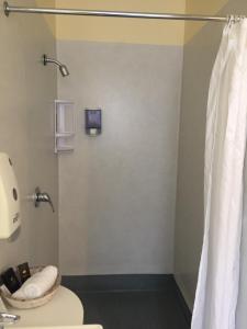 Koupelna v ubytování Bentons Motel + 37 fotografií