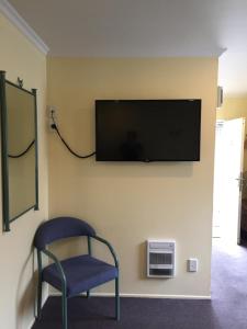 TV a/nebo společenská místnost v ubytování Bentons Motel