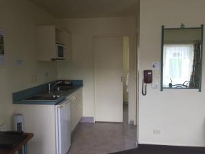 Kuchyň nebo kuchyňský kout v ubytování Bentons Motel