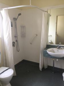 Koupelna v ubytování Bentons Motel