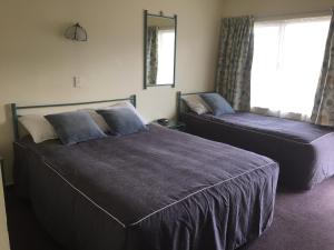 Кровать или кровати в номере Bentons Motel