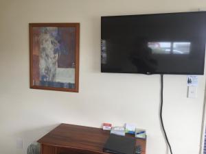 TV a/nebo společenská místnost v ubytování Bentons Motel