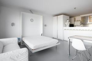 Katil atau katil-katil dalam bilik di Beautiful Top Floor Seaview Studio Apartment B'berge-Bruges