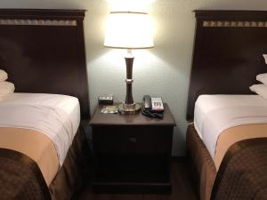 Postel nebo postele na pokoji v ubytování Value Inn Motel EUGENE AIRPORT