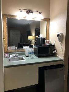 Kuchyň nebo kuchyňský kout v ubytování Value Inn Motel EUGENE AIRPORT