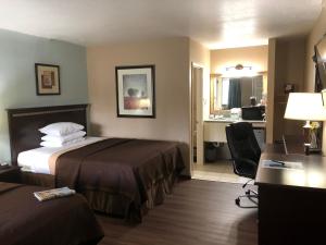 Postel nebo postele na pokoji v ubytování Value Inn Motel EUGENE AIRPORT