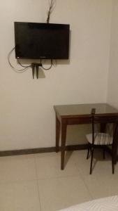 Una televisión o centro de entretenimiento en Hostal Cristhian Inn