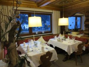 Reštaurácia alebo iné gastronomické zariadenie v ubytovaní Hotel Sonnblick