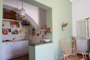 una cucina con lavandino e bancone in una stanza di Casa verde Dafni a Ragusa