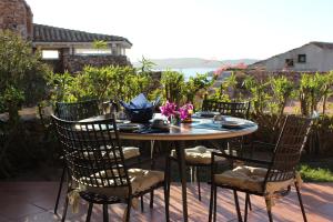 Nespecifikovaný výhled na hory nebo výhled na hory při pohledu z prázdninového domu