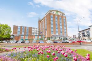 un edificio con un ramo de flores delante de él en Holiday Inn Kenilworth - Warwick, an IHG Hotel, en Kenilworth