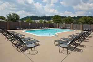 a group of chairs sitting around a swimming pool at Holiday Inn Cincinnati-Riverfront by IHG in Covington