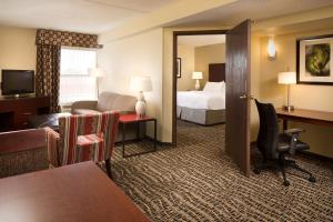 מיטה או מיטות בחדר ב-Holiday Inn Dubuque/Galena, an IHG Hotel